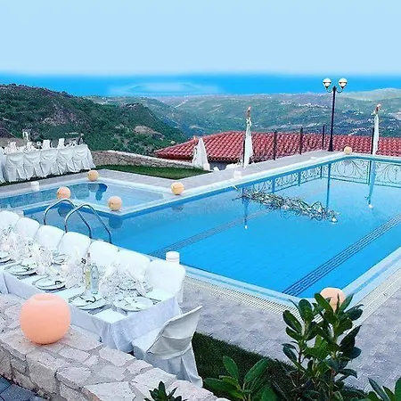 Vergis Epavlis Hotel